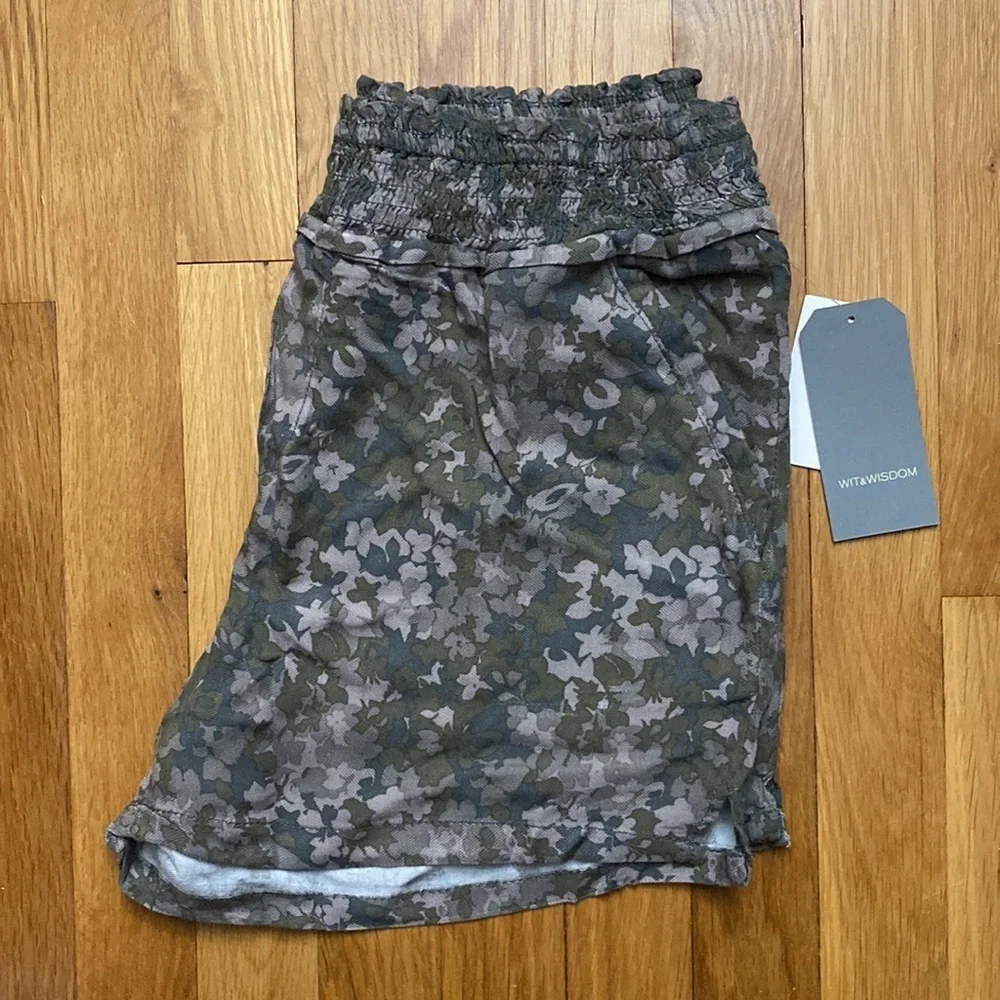NWT Wit & Wisdom Army Green Floral Elastic Waist Shorts Size XS